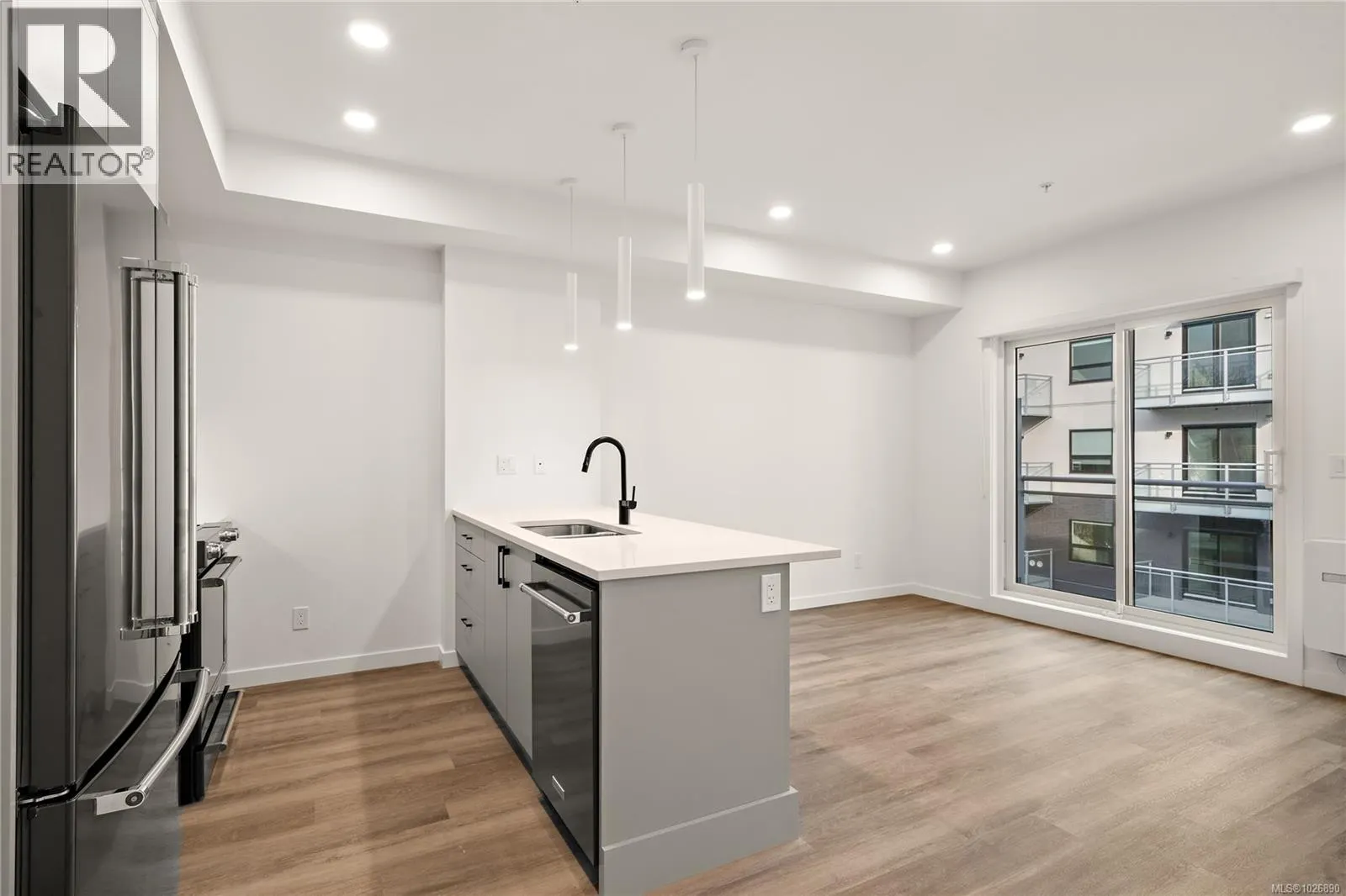 203 1102 Esquimalt Rd