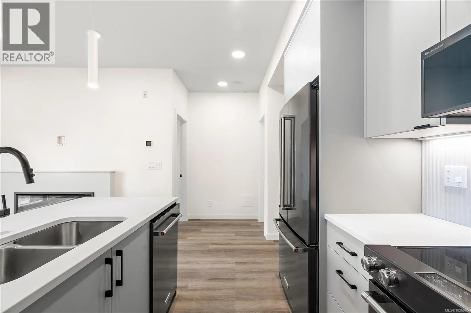 302 1102 Esquimalt Rd