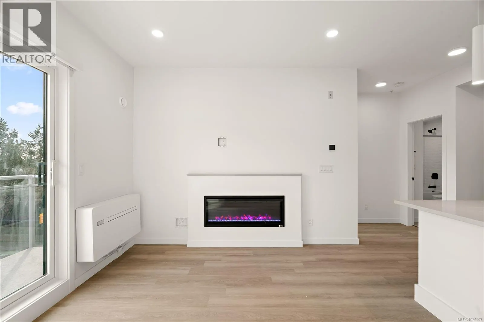 303 1102 Esquimalt Rd