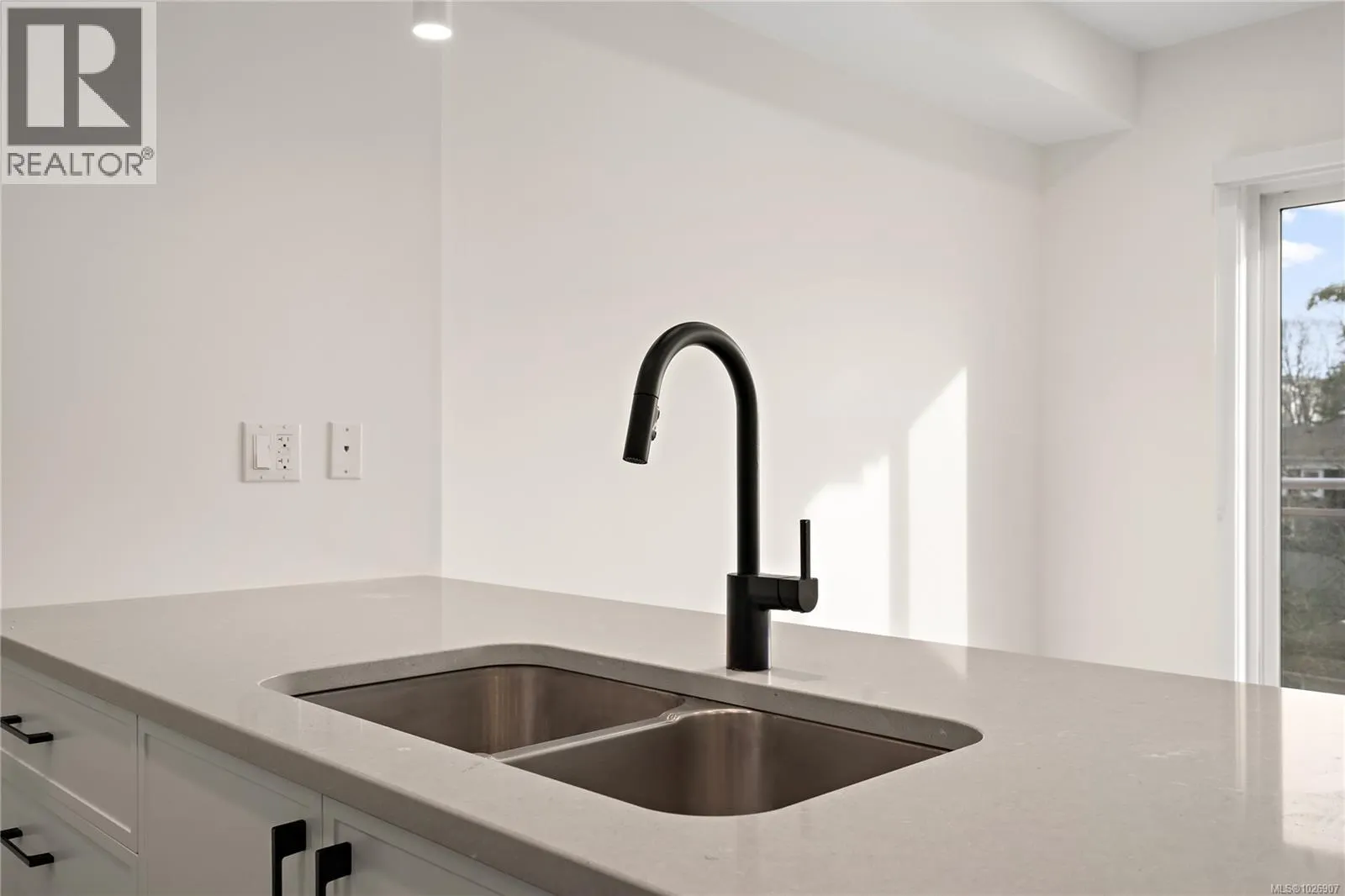 303 1102 Esquimalt Rd