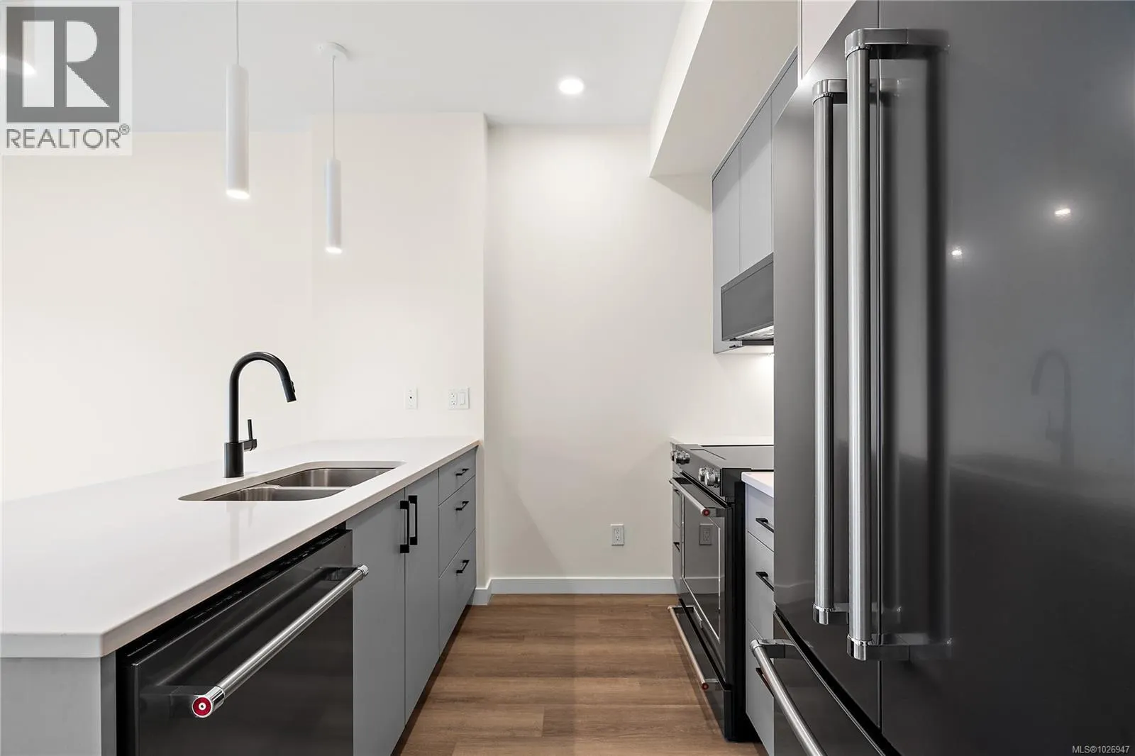 307 1102 Esquimalt Rd