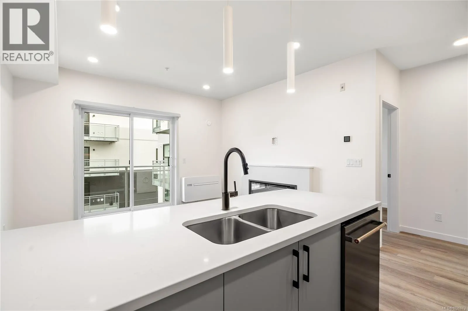 312 1102 Esquimalt Rd