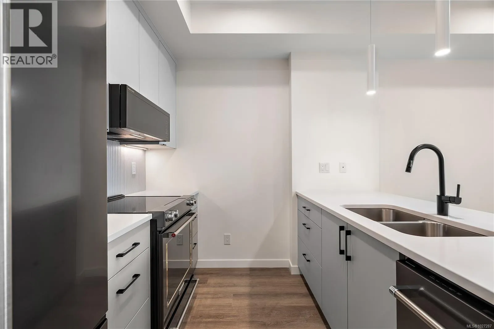 404 1102 Esquimalt Rd