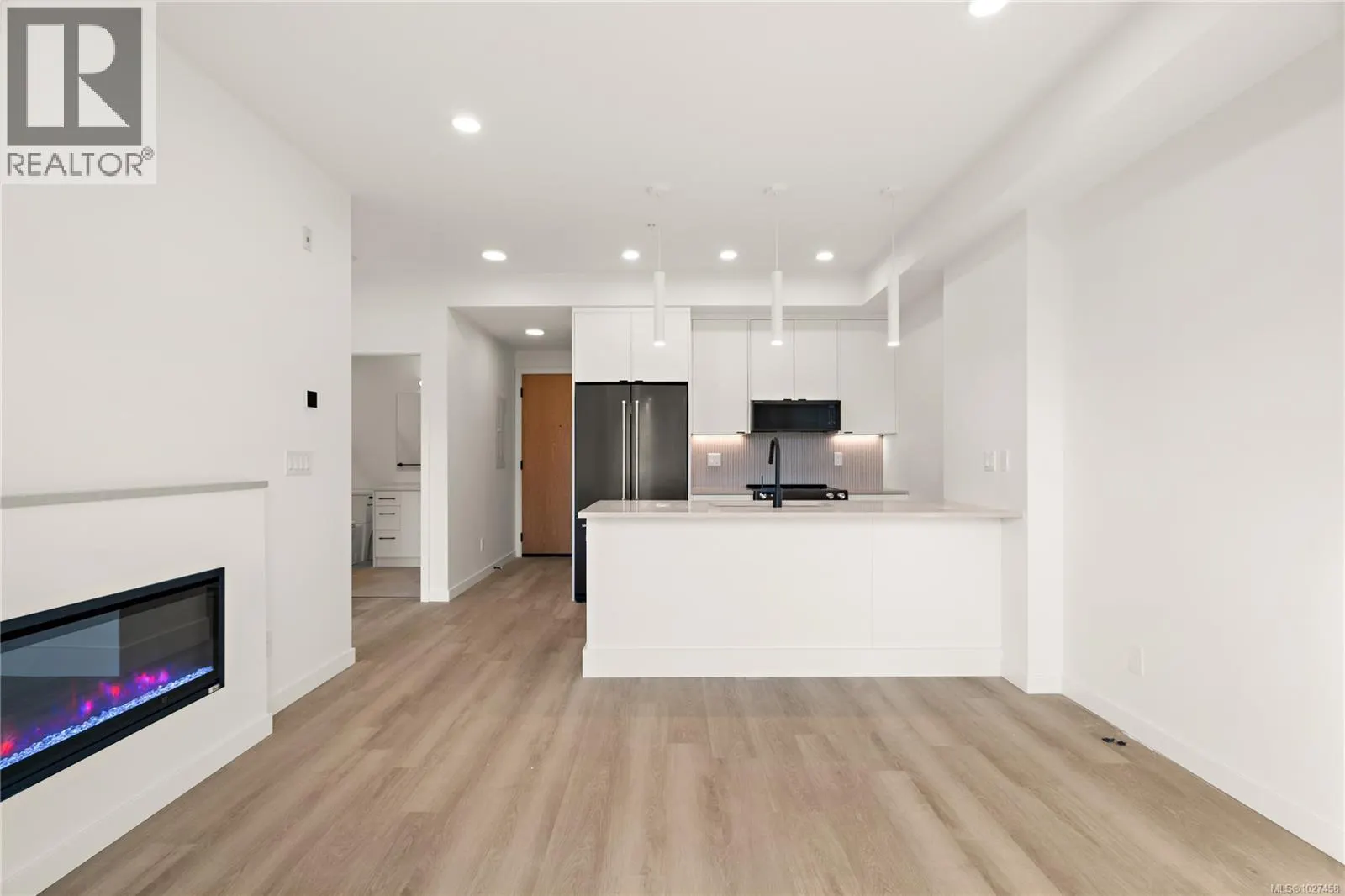 409 1102 Esquimalt Rd