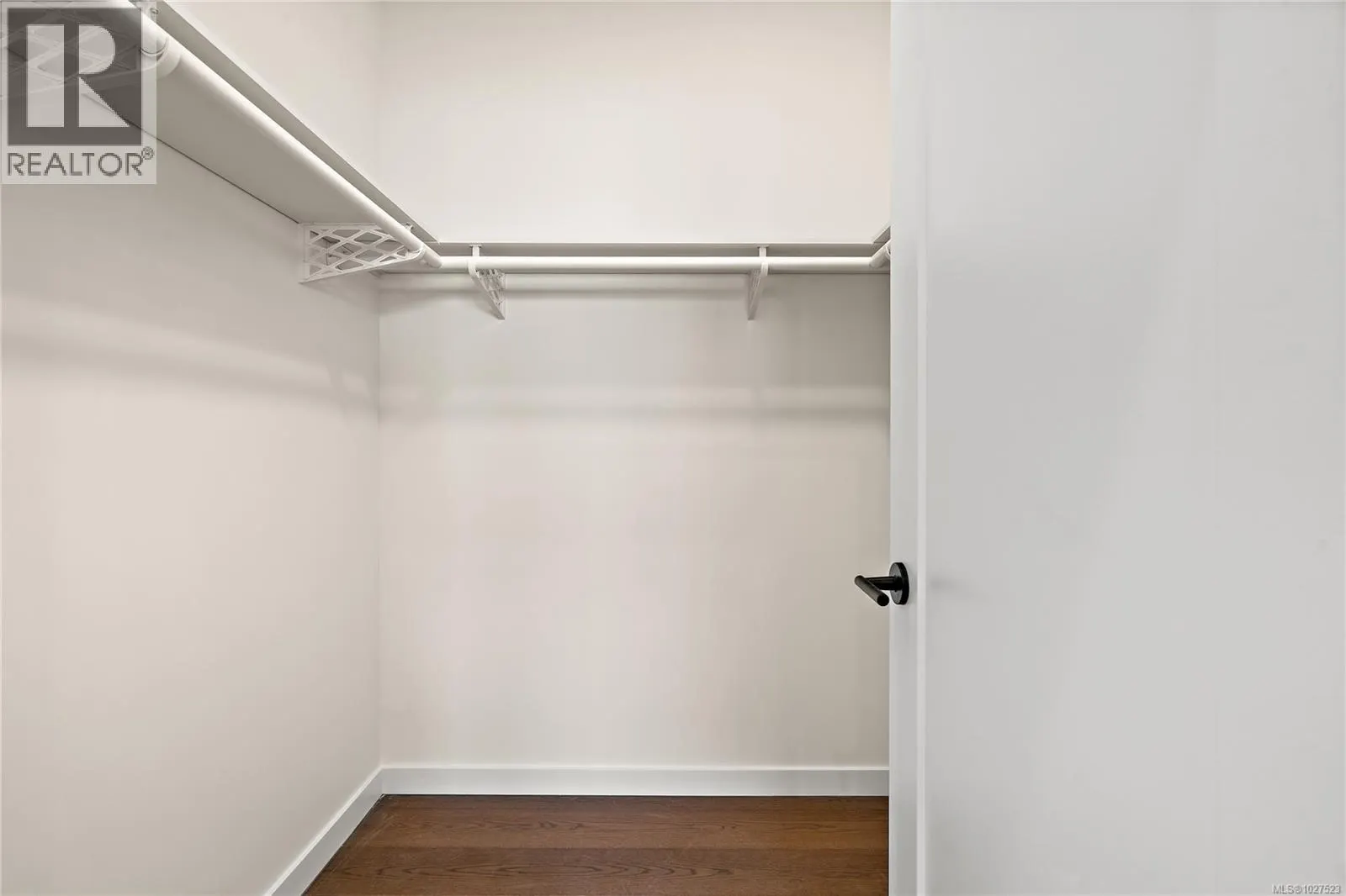 501 1102 Esquimalt Rd