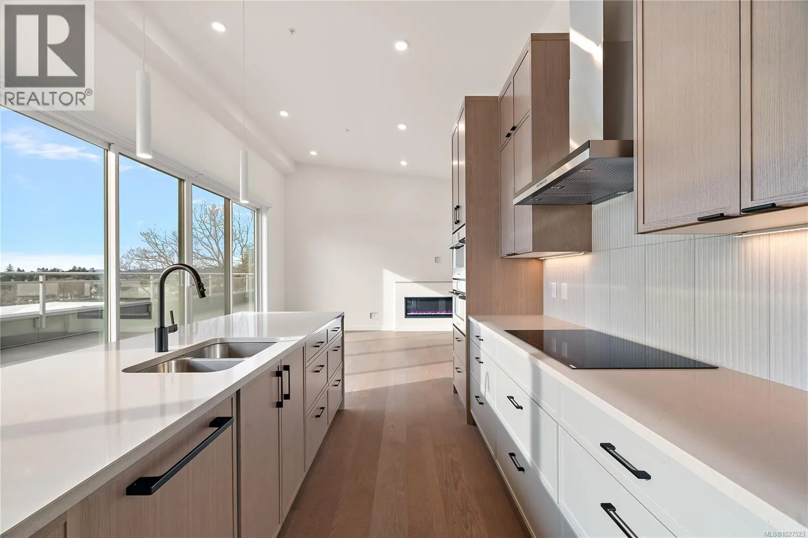 501 1102 Esquimalt Rd