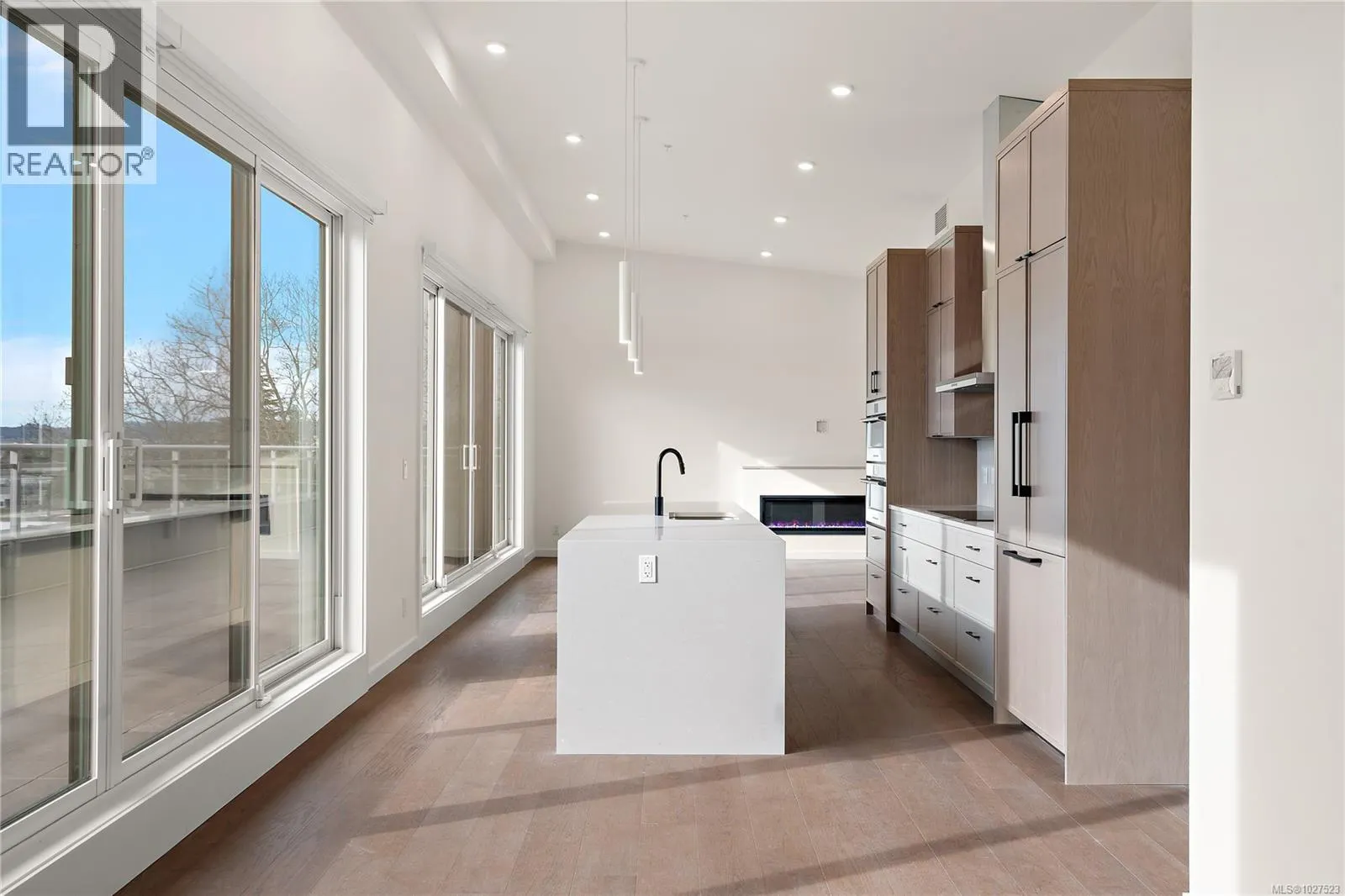 501 1102 Esquimalt Rd
