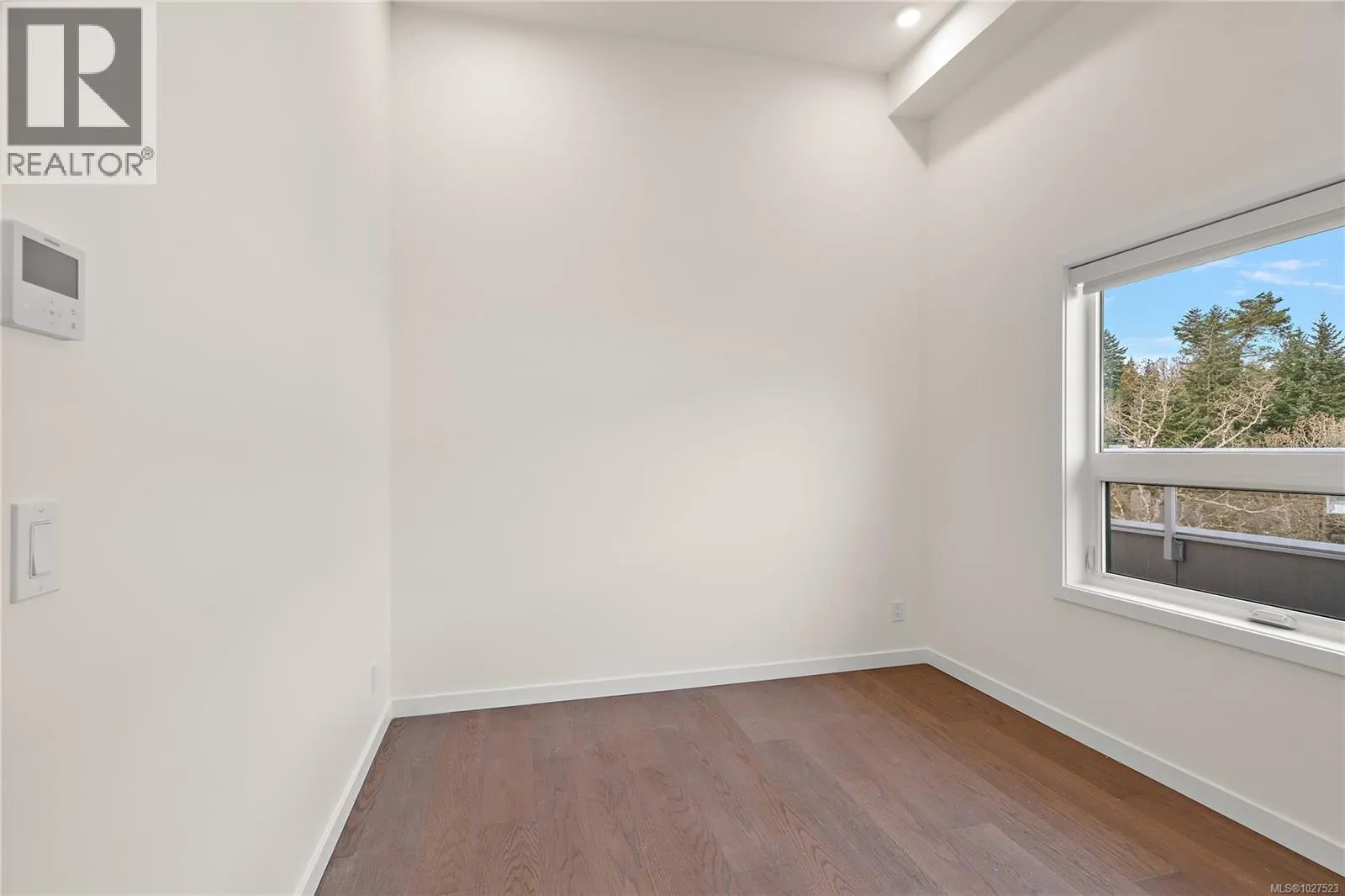 501 1102 Esquimalt Rd