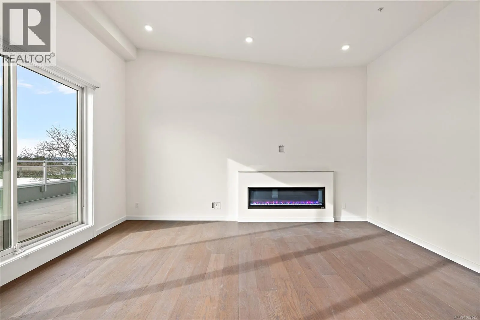 501 1102 Esquimalt Rd