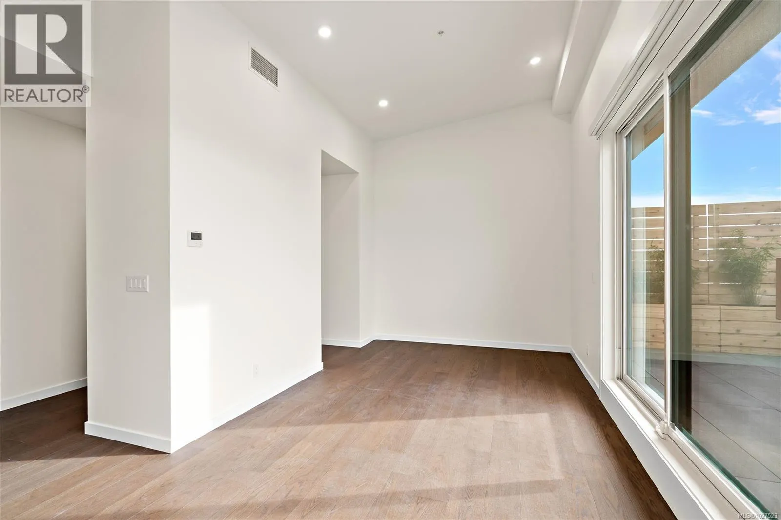 501 1102 Esquimalt Rd
