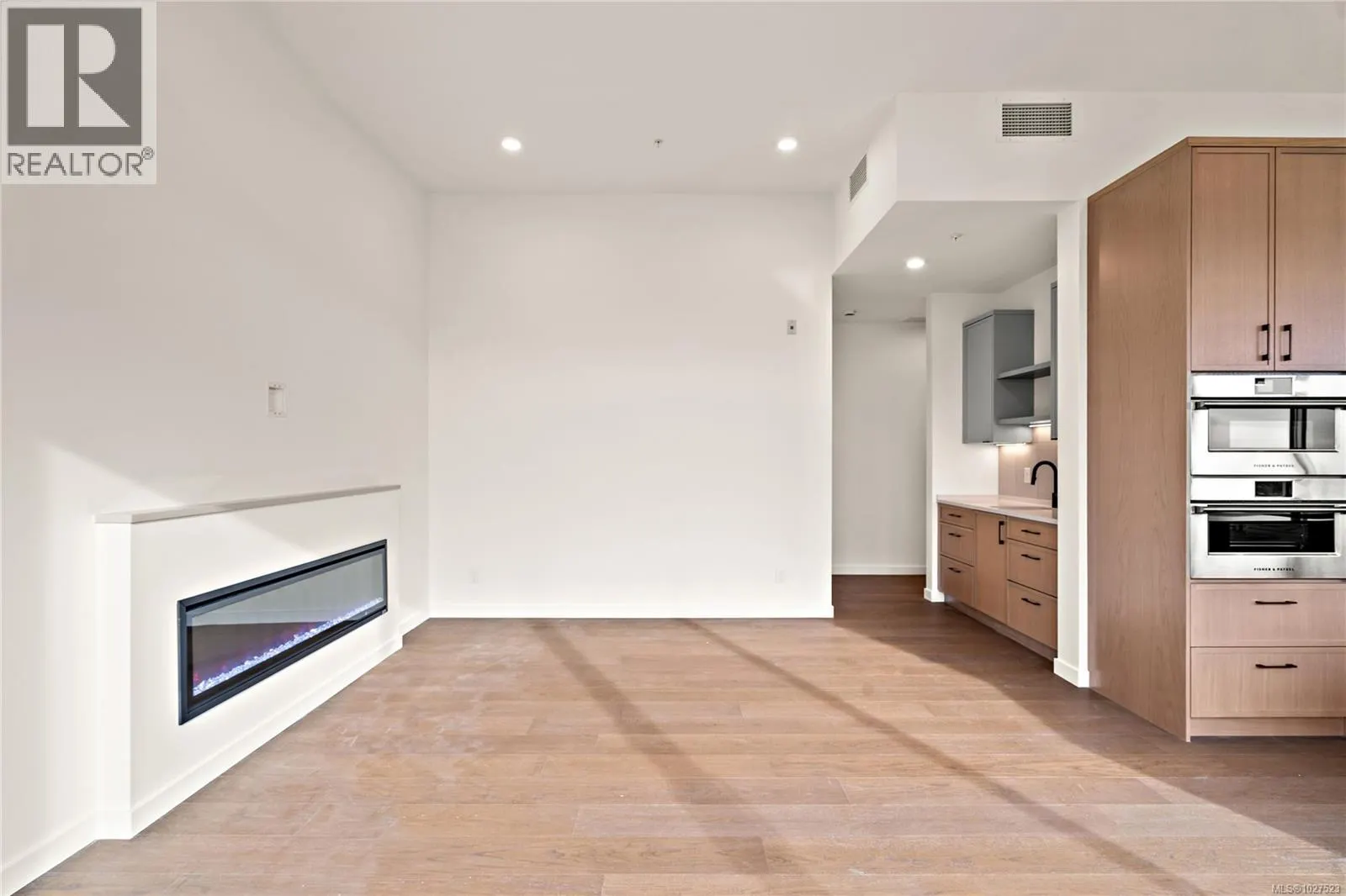 501 1102 Esquimalt Rd
