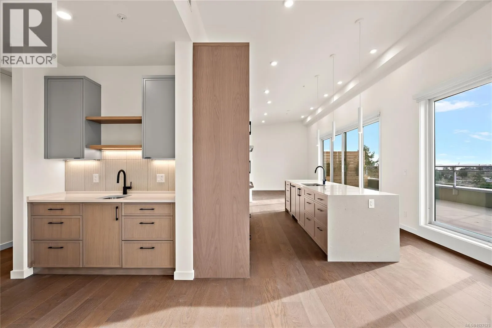 501 1102 Esquimalt Rd