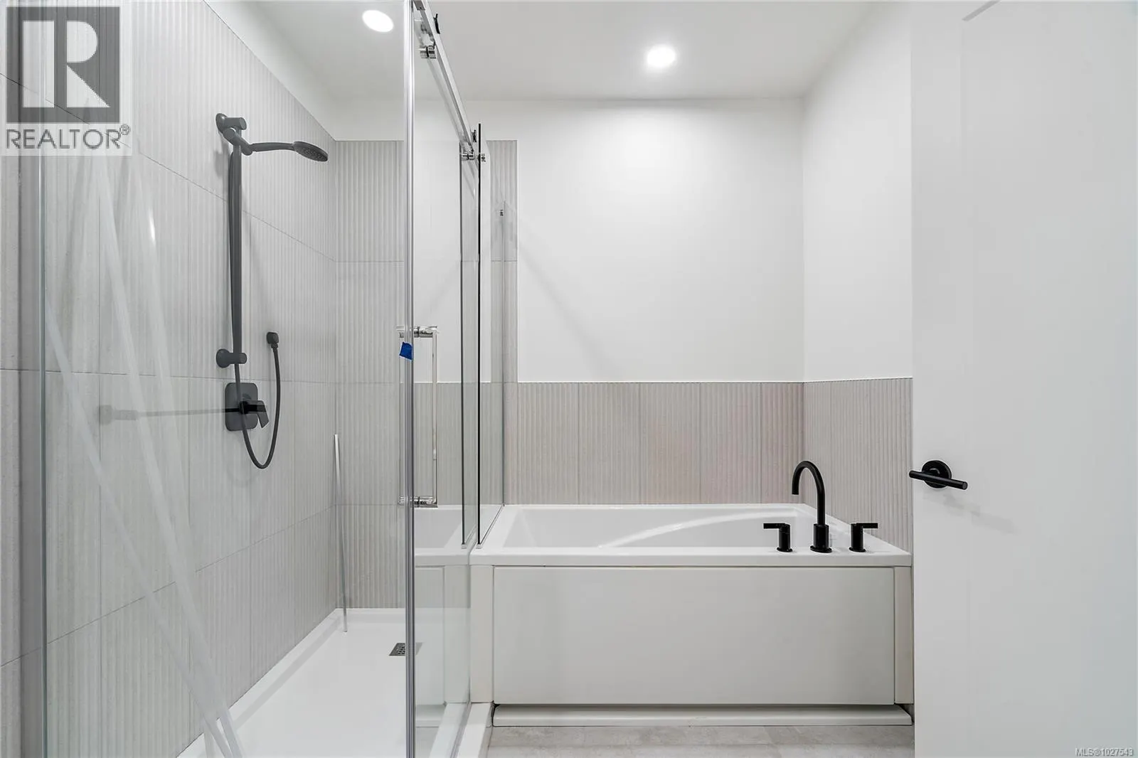 503 1102 Esquimalt Rd