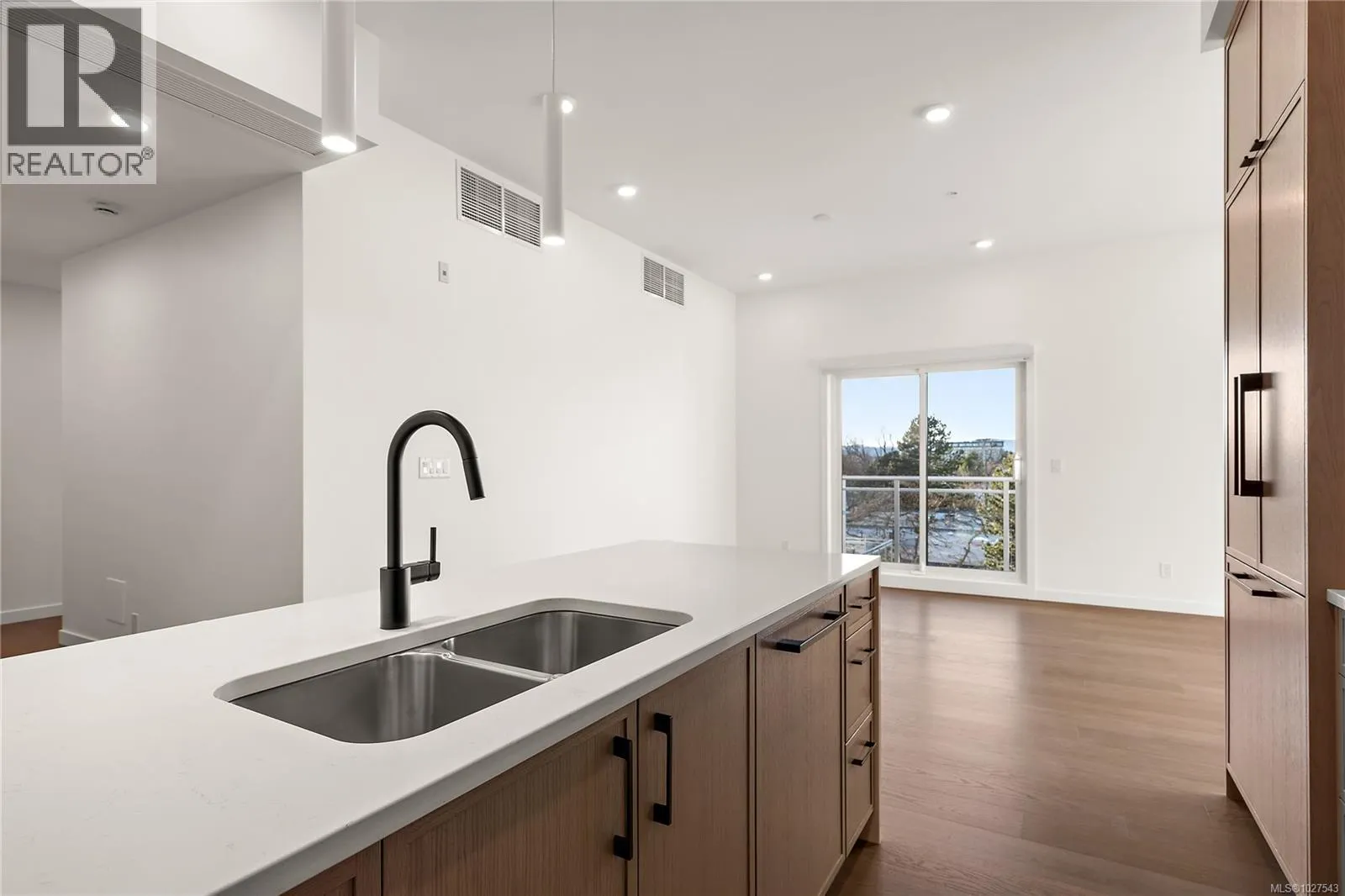 503 1102 Esquimalt Rd