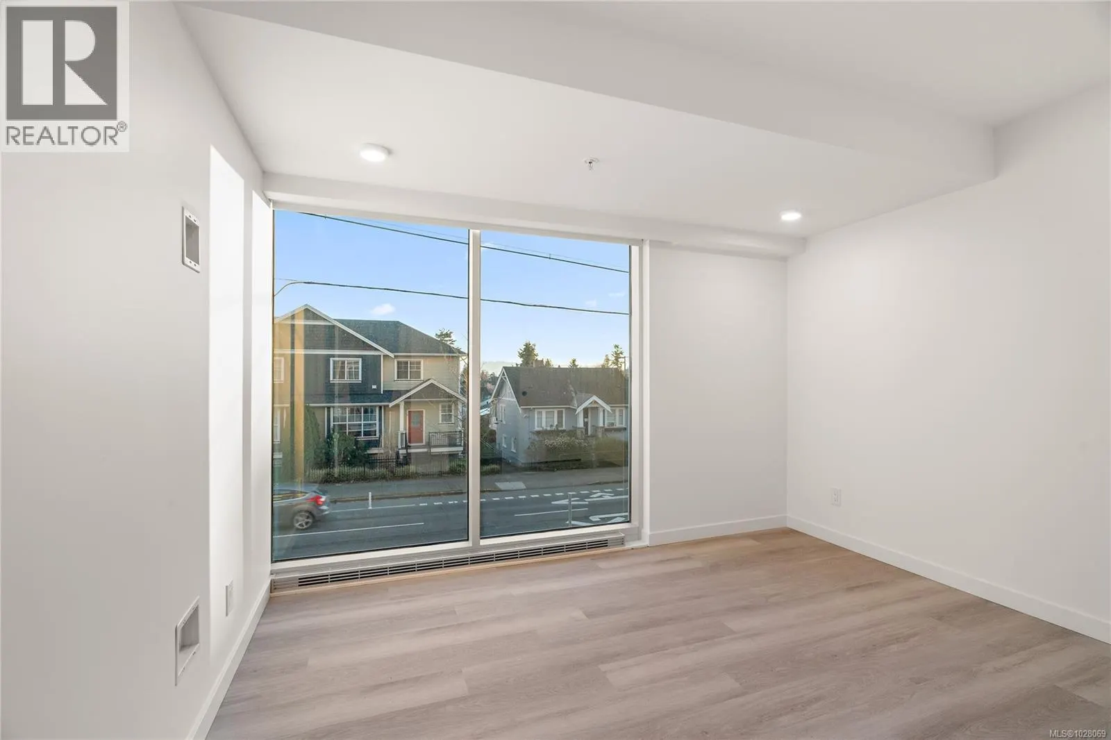 TH4 1102 Esquimalt Rd