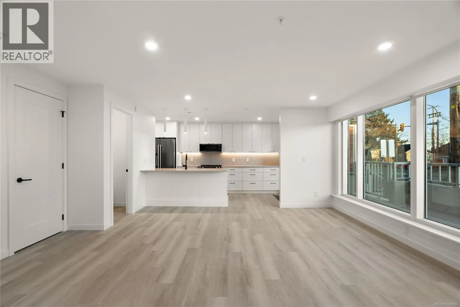 TH4 1102 Esquimalt Rd