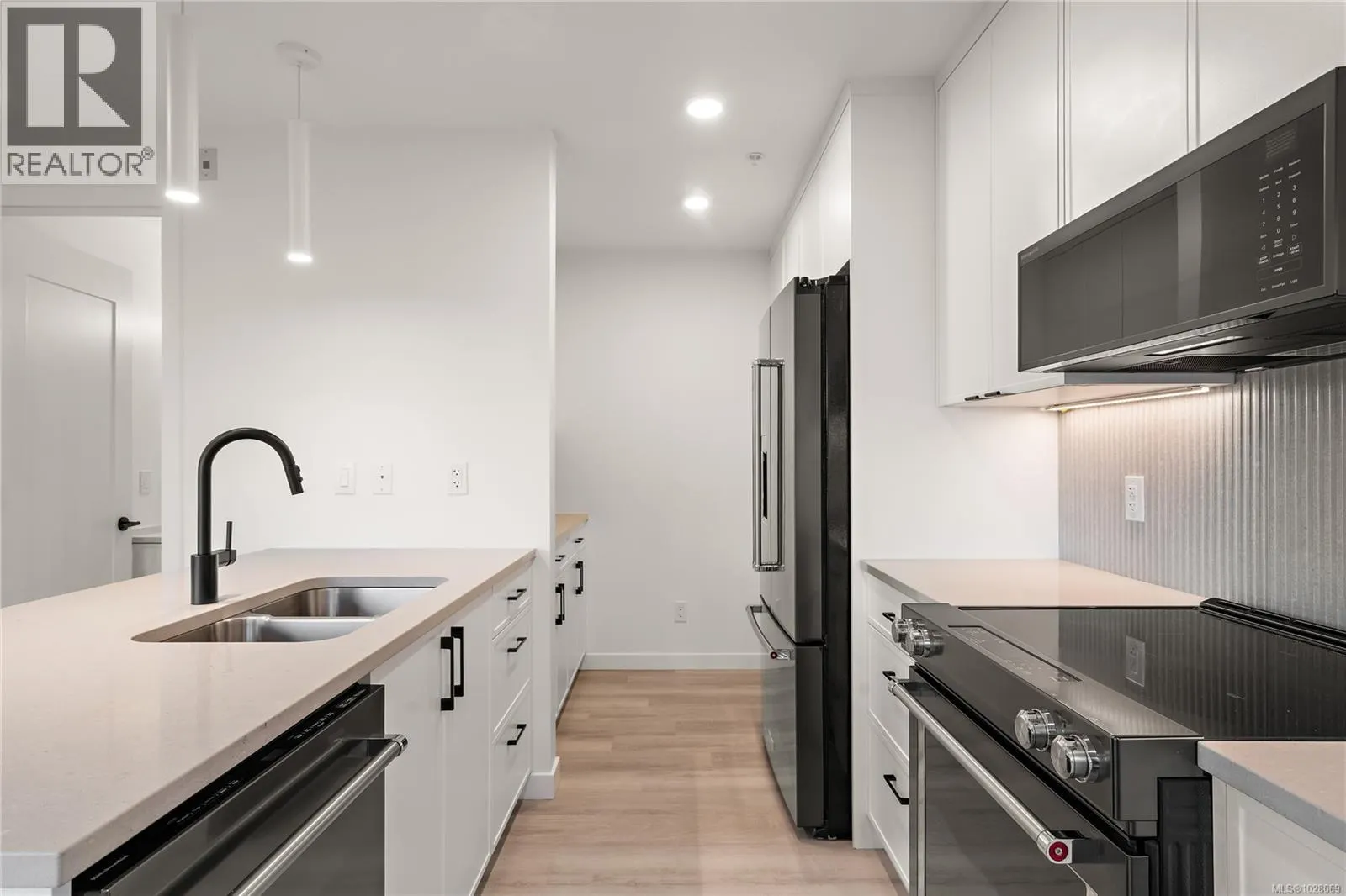 TH4 1102 Esquimalt Rd