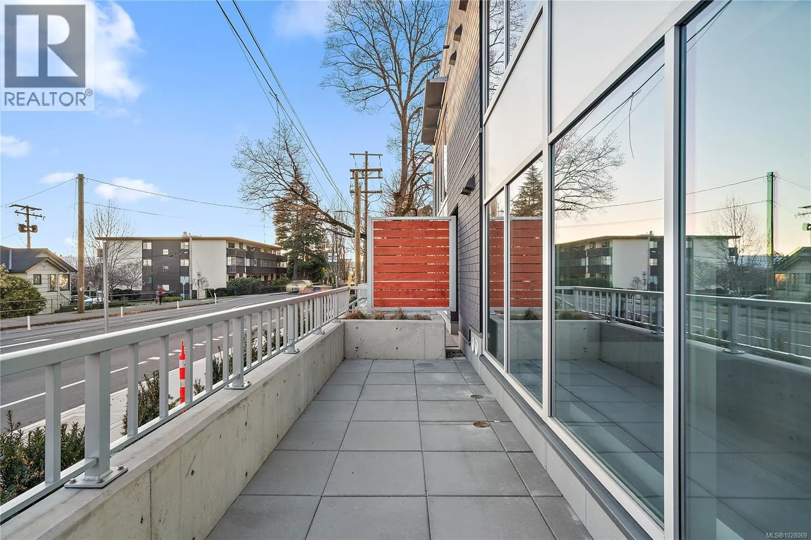 TH4 1102 Esquimalt Rd
