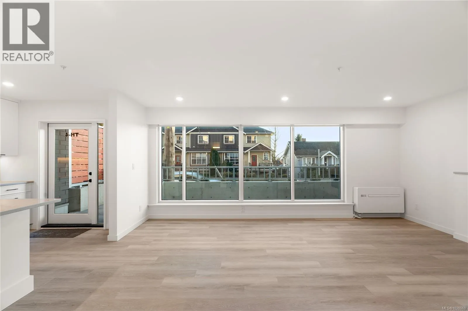 TH4 1102 Esquimalt Rd