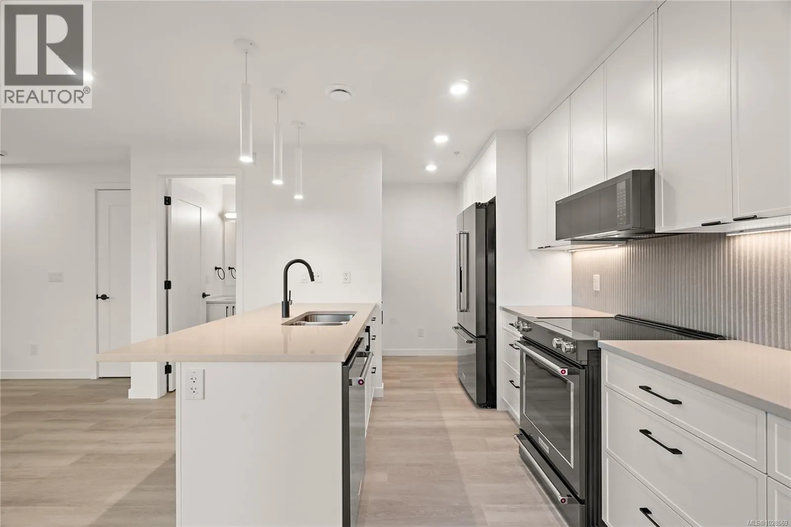 TH4 1102 Esquimalt Rd