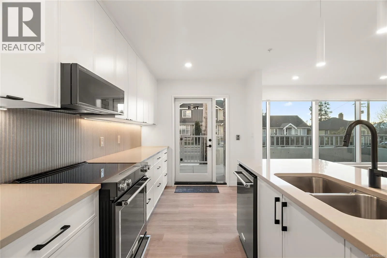 TH4 1102 Esquimalt Rd