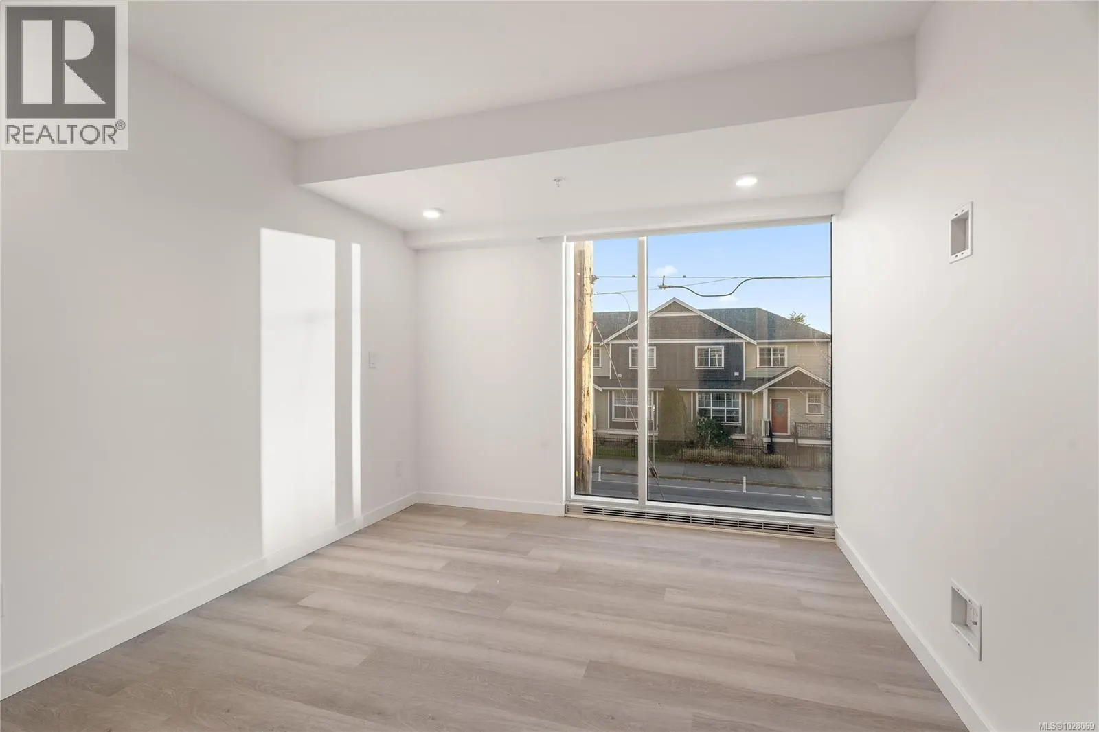 TH4 1102 Esquimalt Rd