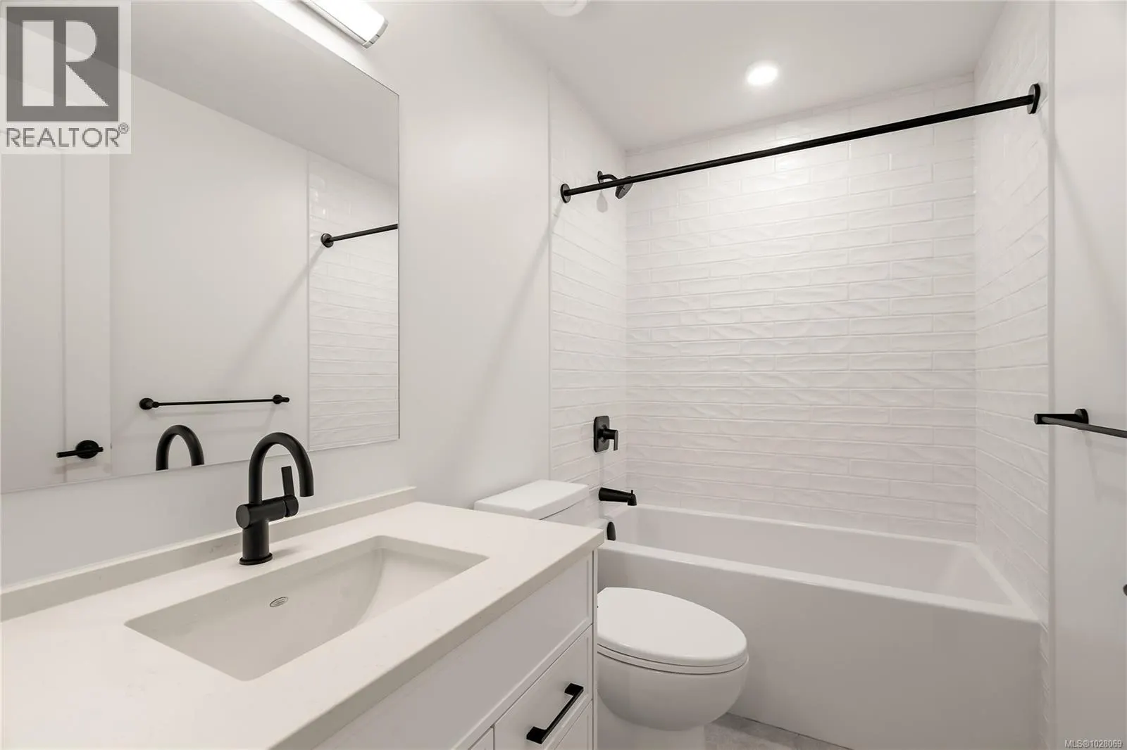 TH4 1102 Esquimalt Rd