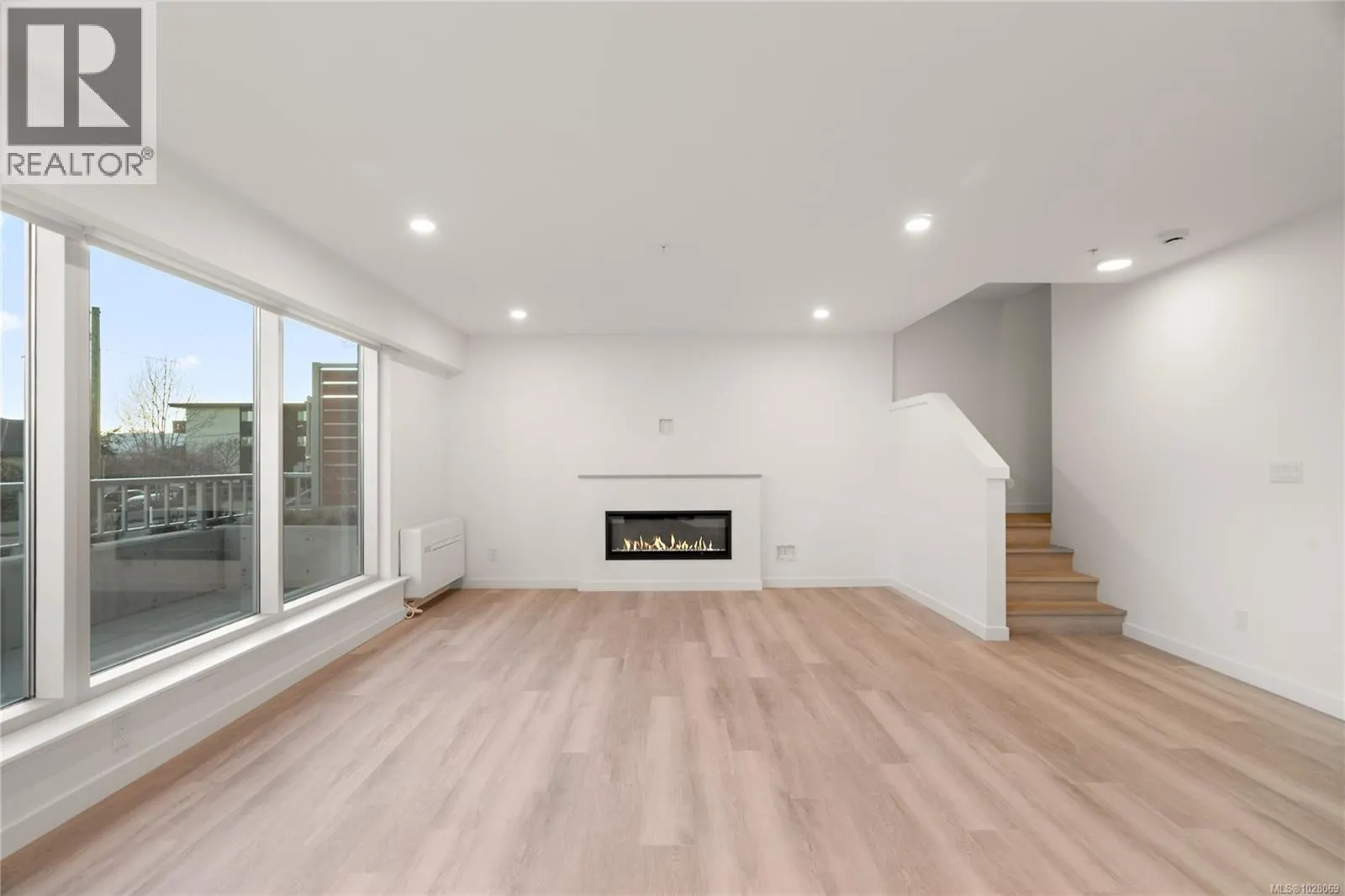 TH4 1102 Esquimalt Rd