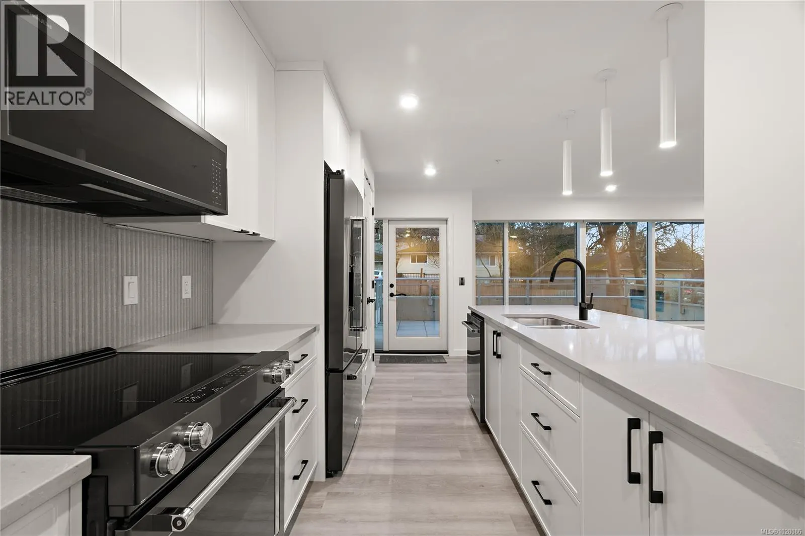 TH1 1102 Esquimalt Rd