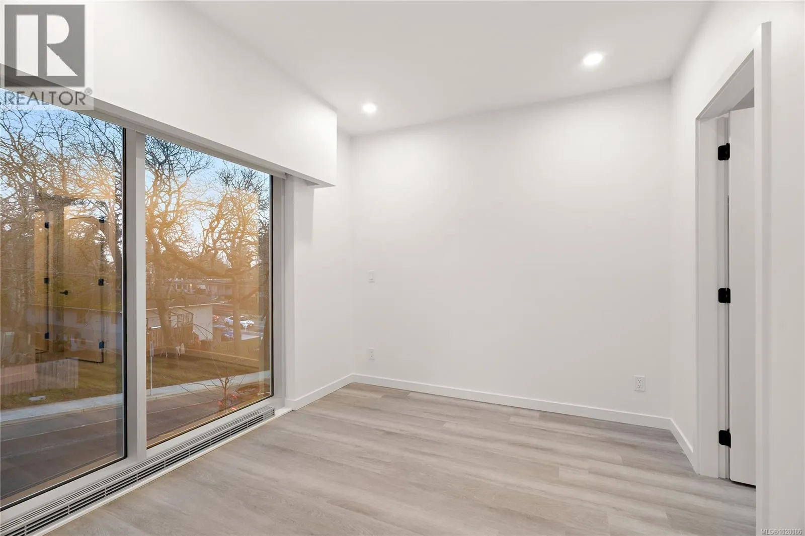 TH1 1102 Esquimalt Rd