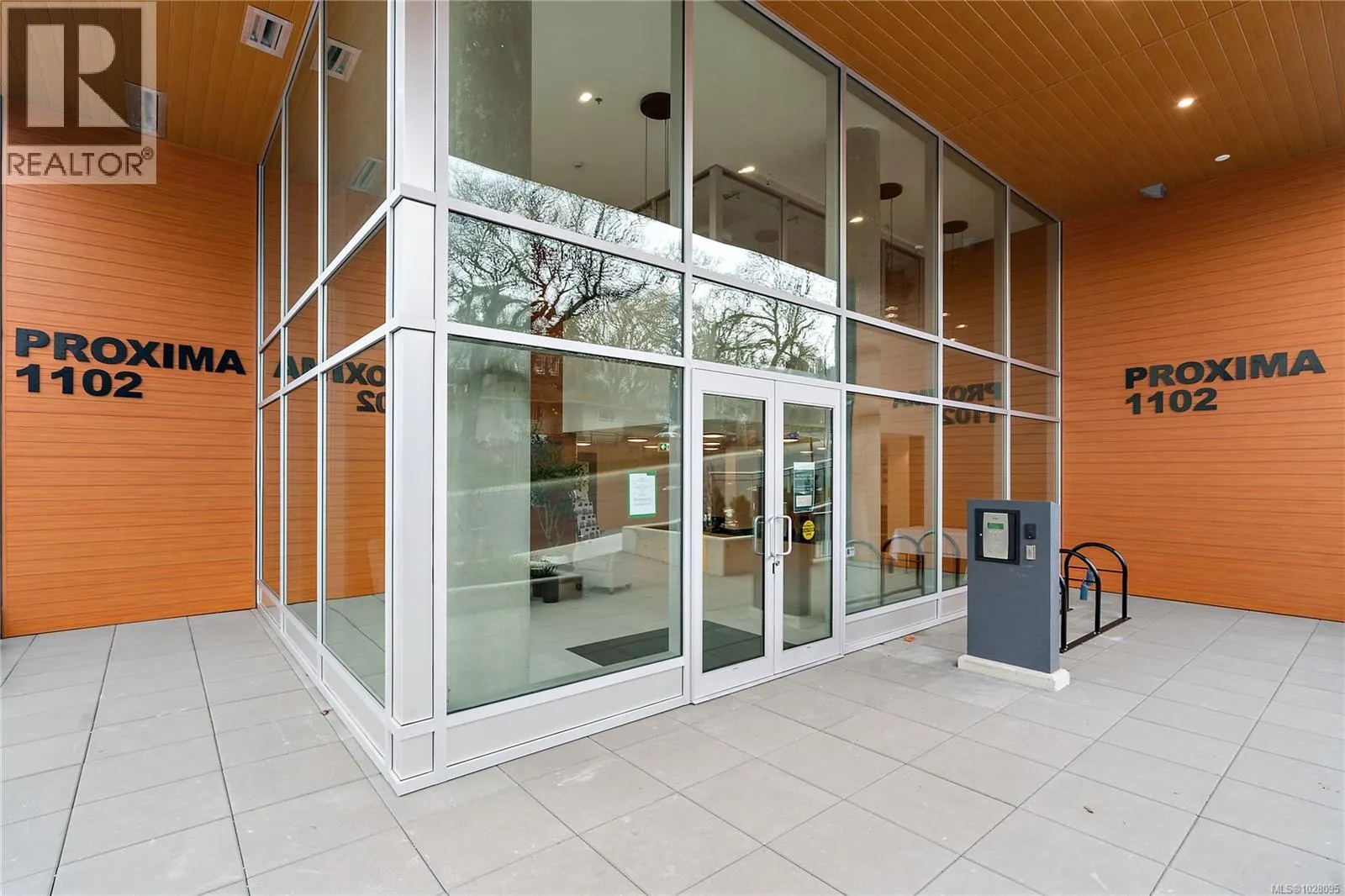 TH2 1102 Esquimalt Rd