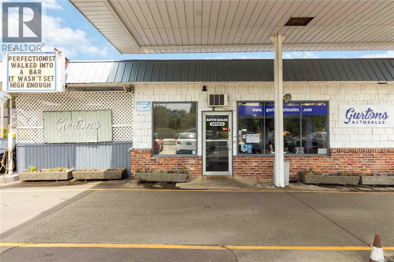 9139 East Saanich Rd