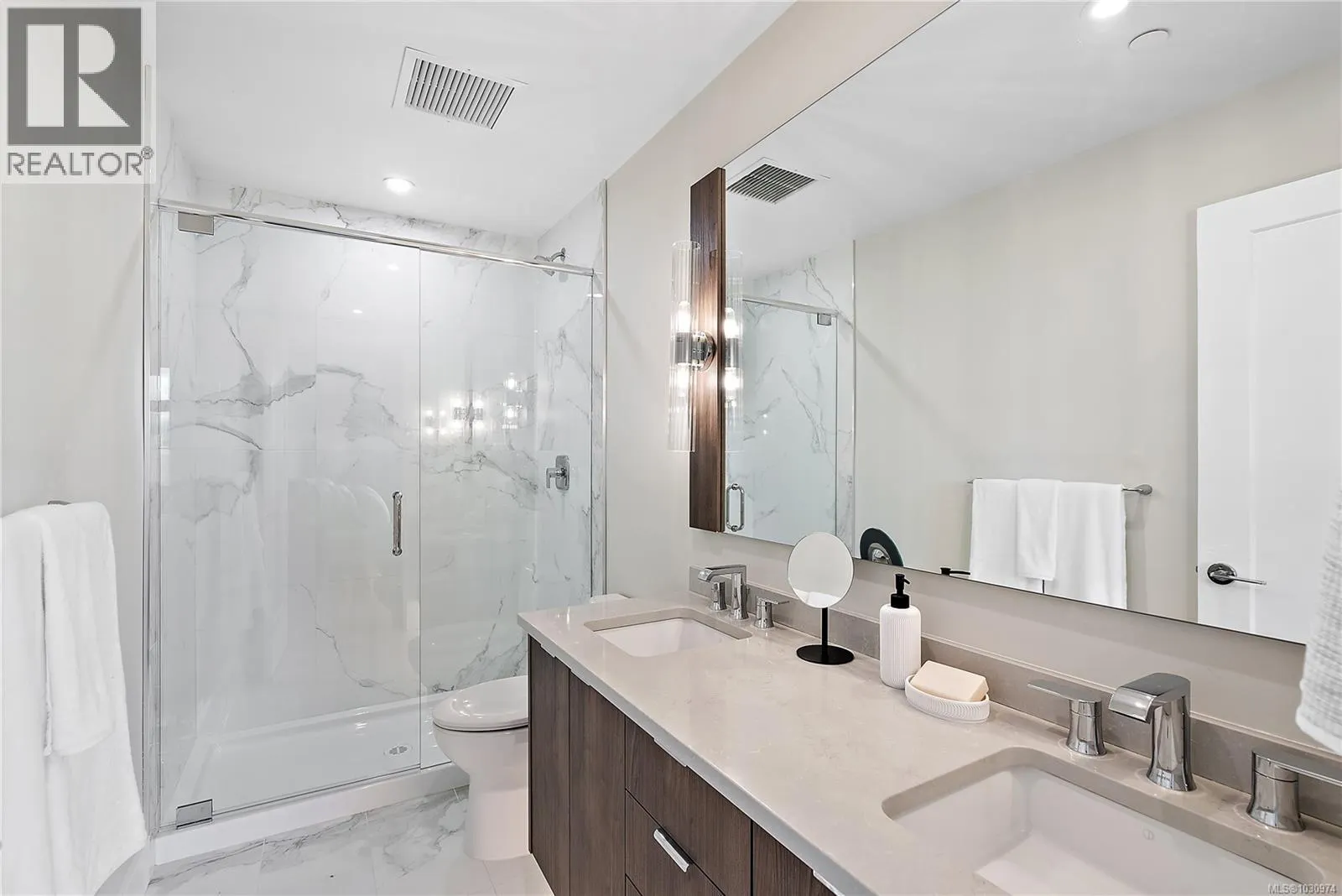 502 2520 Hackett Cres
