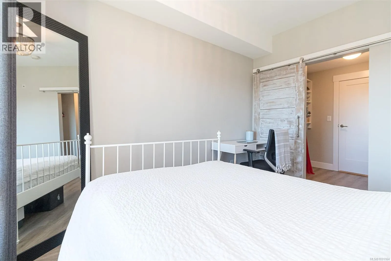 307 2500 Hackett Cres