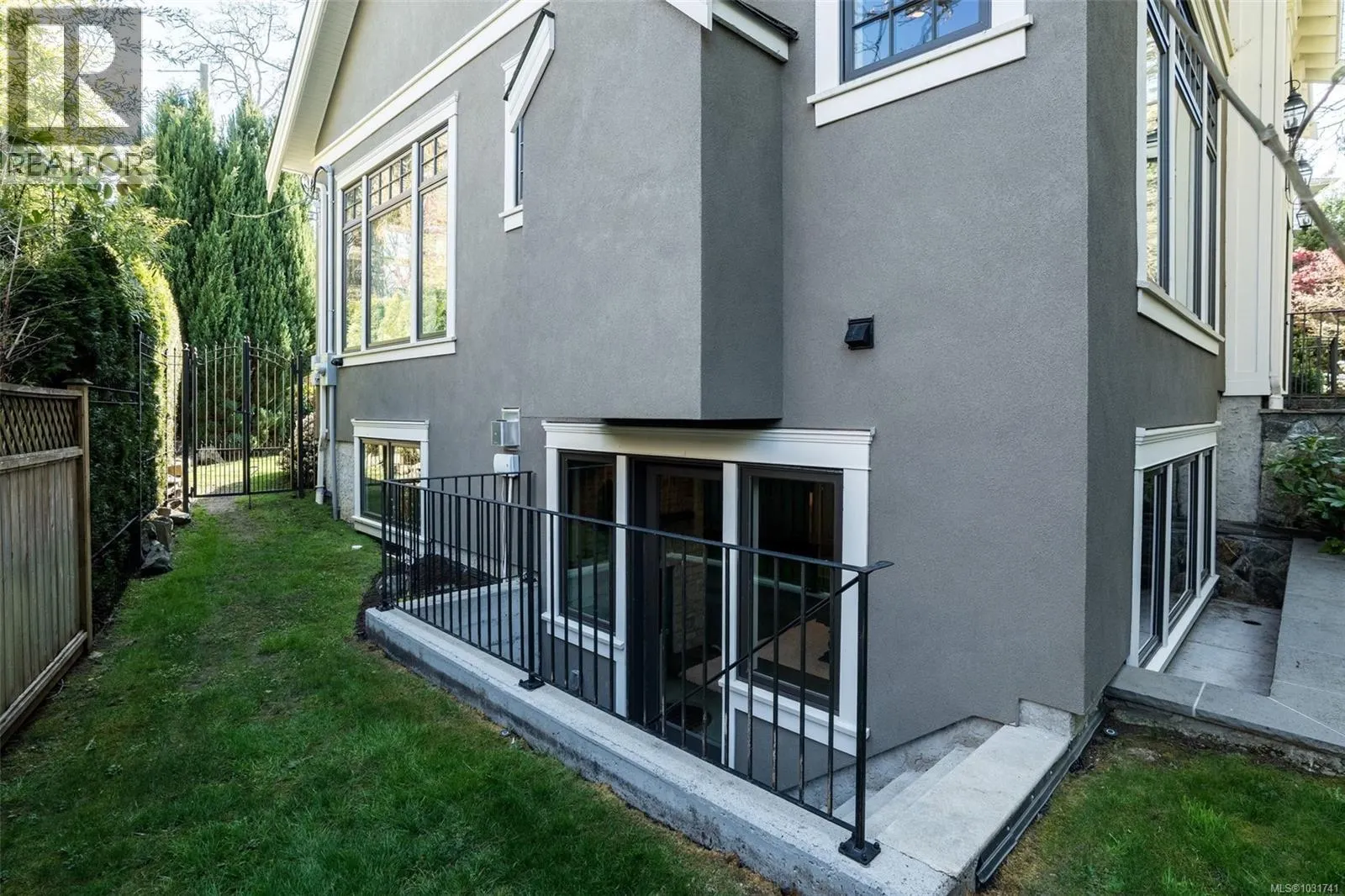 2096 Falkland Pl