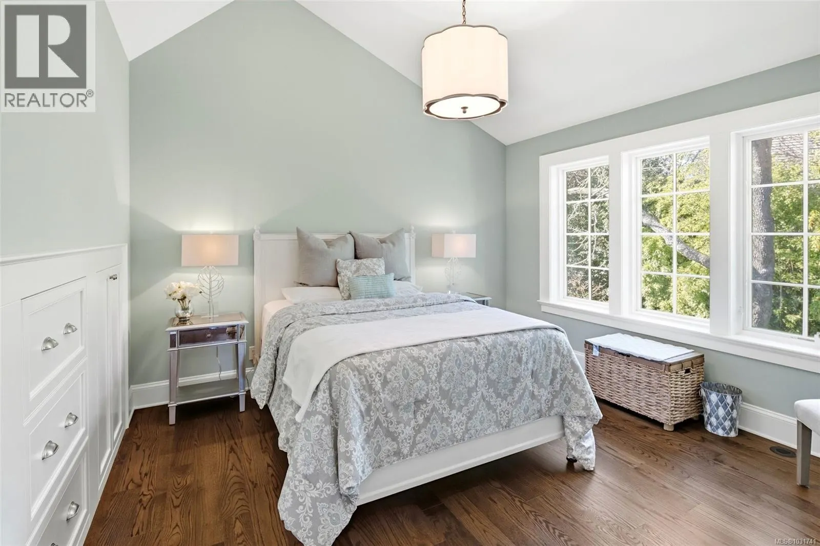 2096 Falkland Pl
