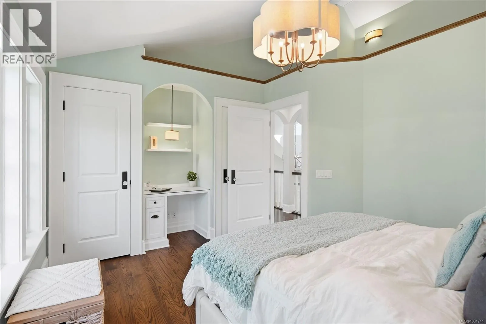 2096 Falkland Pl