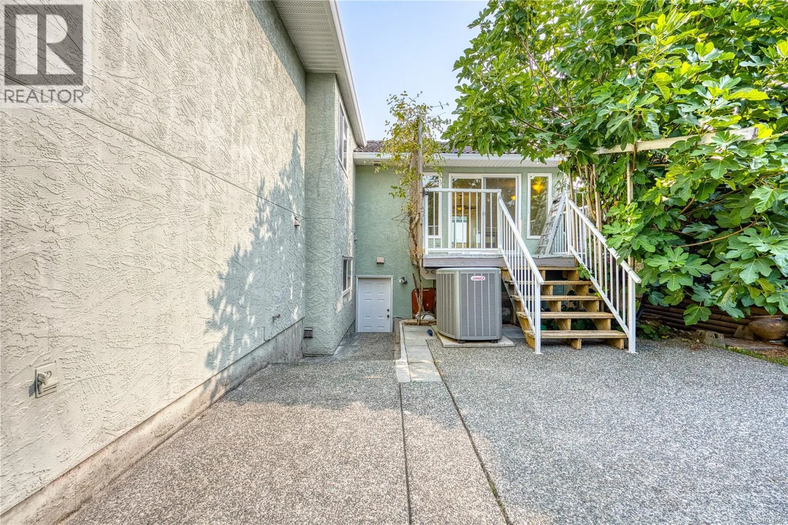 6045 Icarus Dr