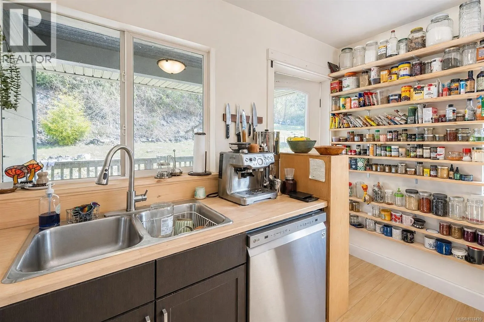 380 Pacific Cres