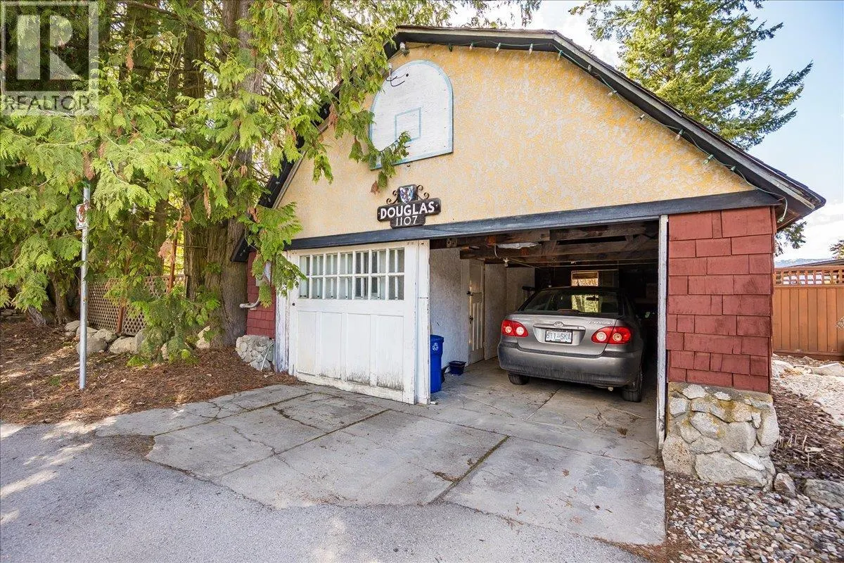 1107 ROBERTSON Avenue