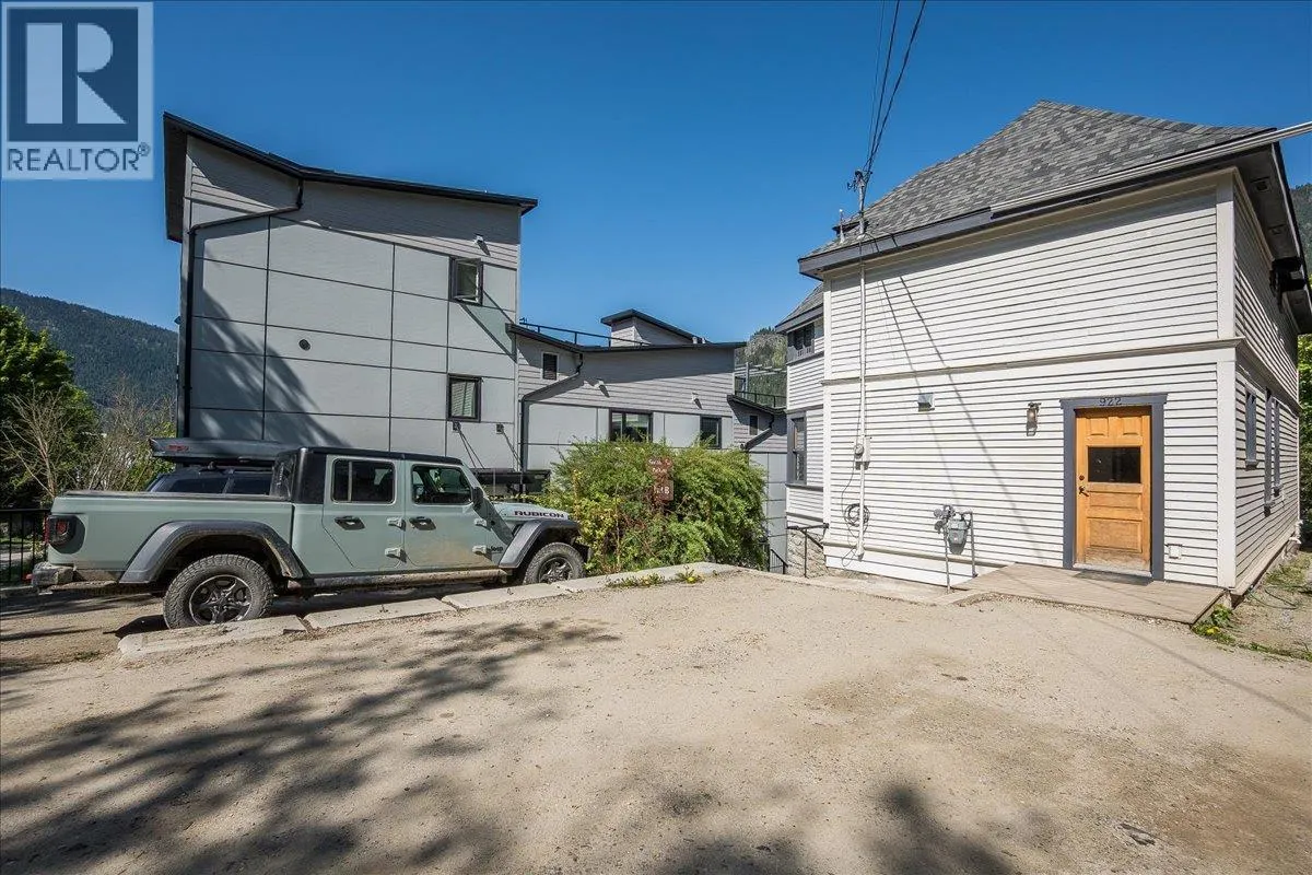 922 FRONT Street