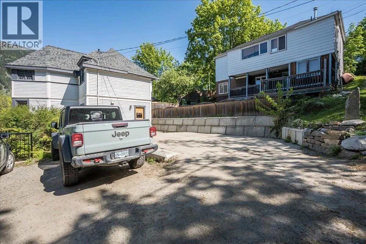 922 FRONT Street