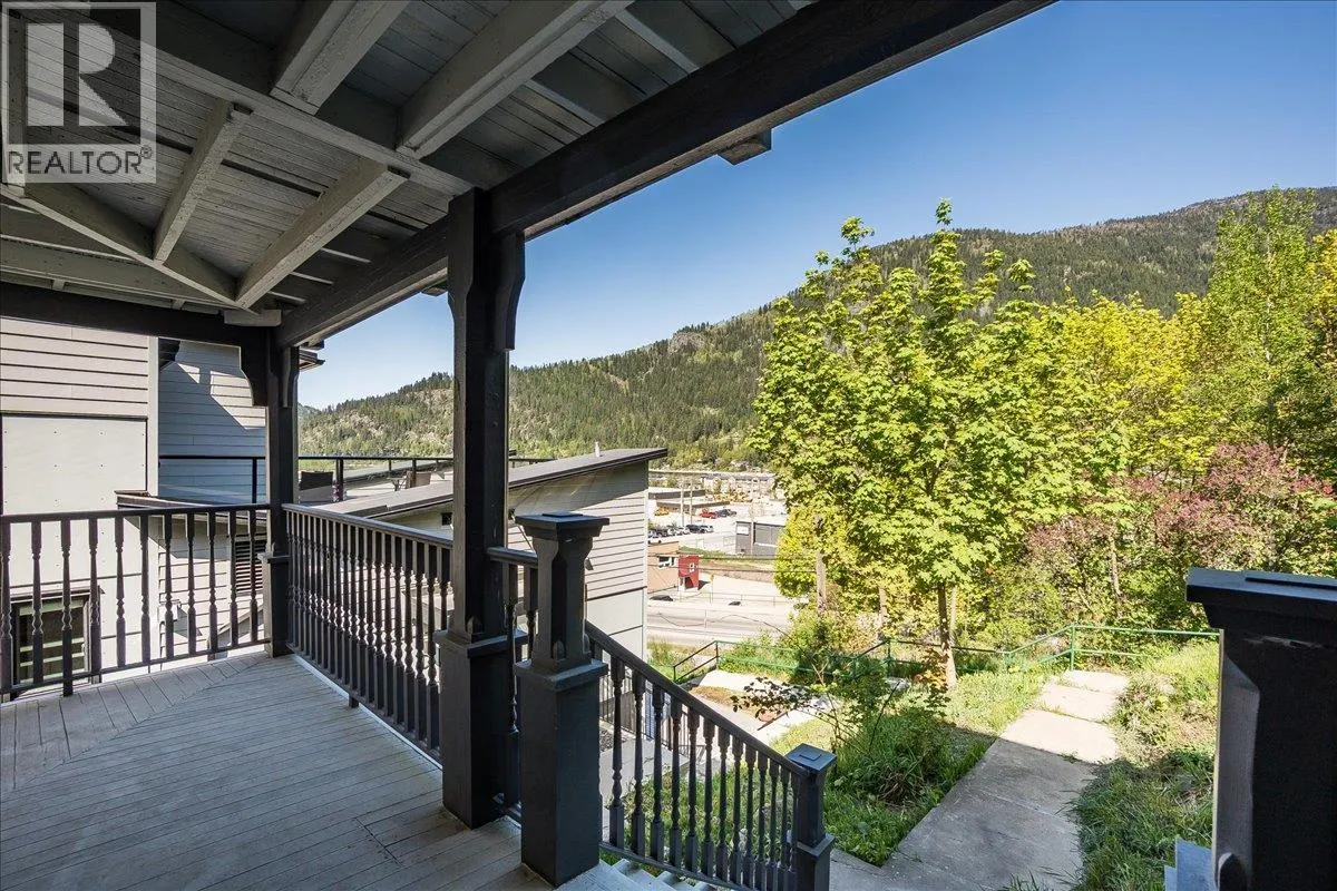 922 FRONT Street