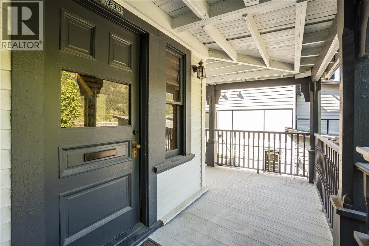 922 FRONT Street