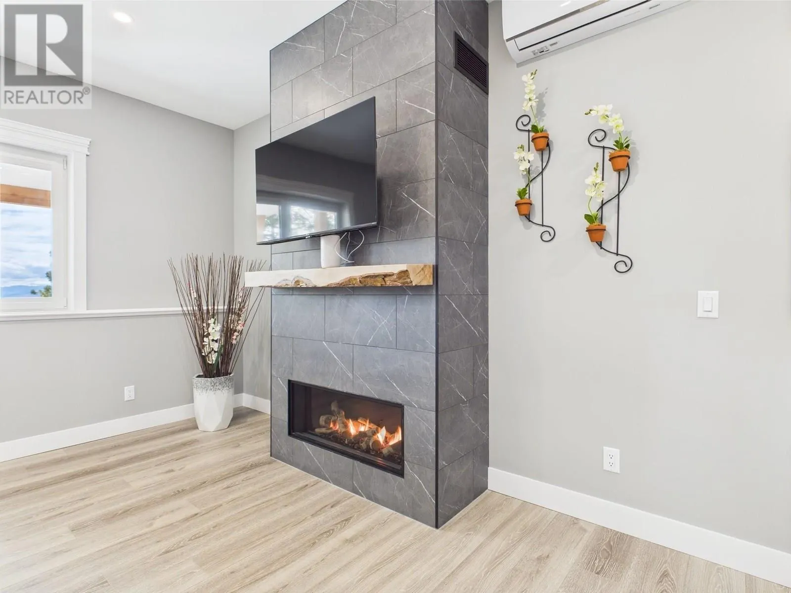 125 FALCON Place