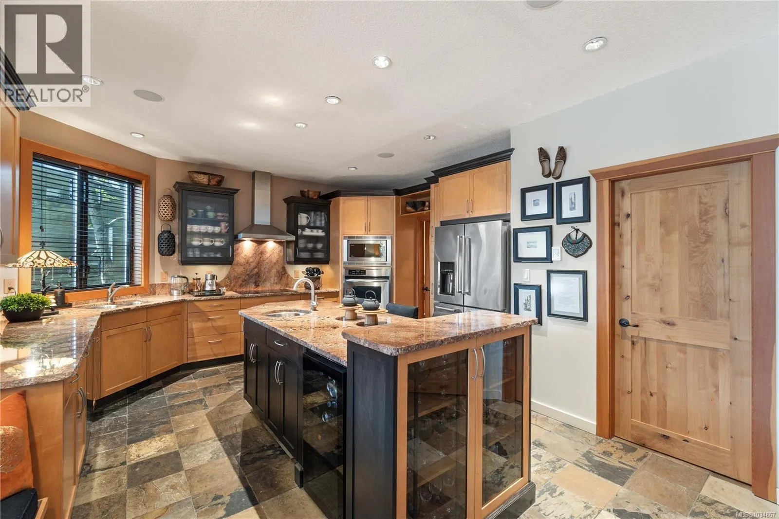 211 Ferntree Pl