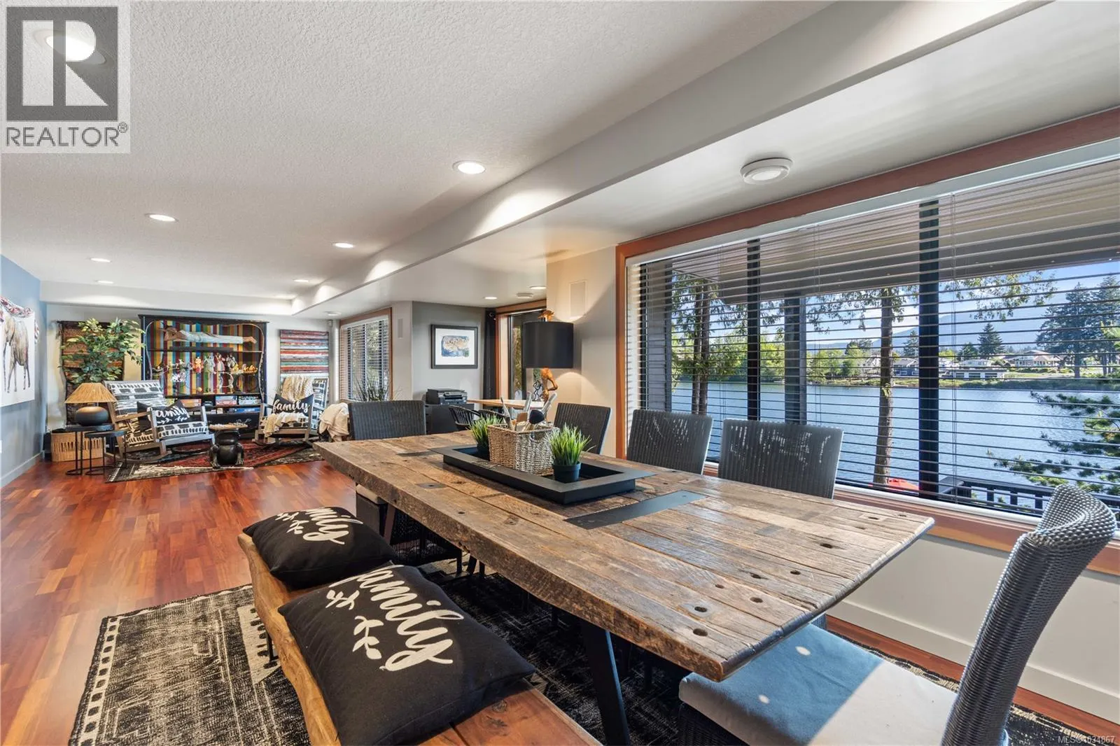 211 Ferntree Pl