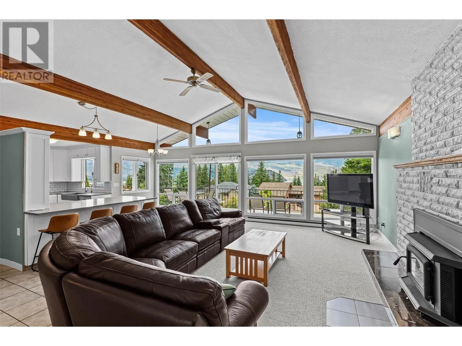 2250 Lakeview Drive