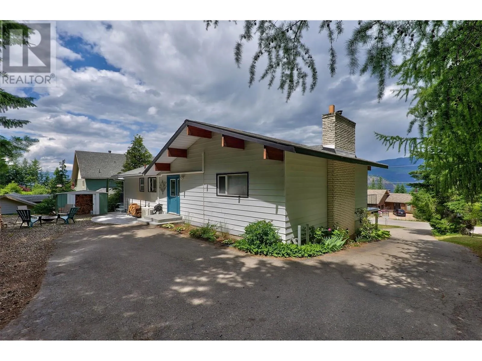 2250 Lakeview Drive