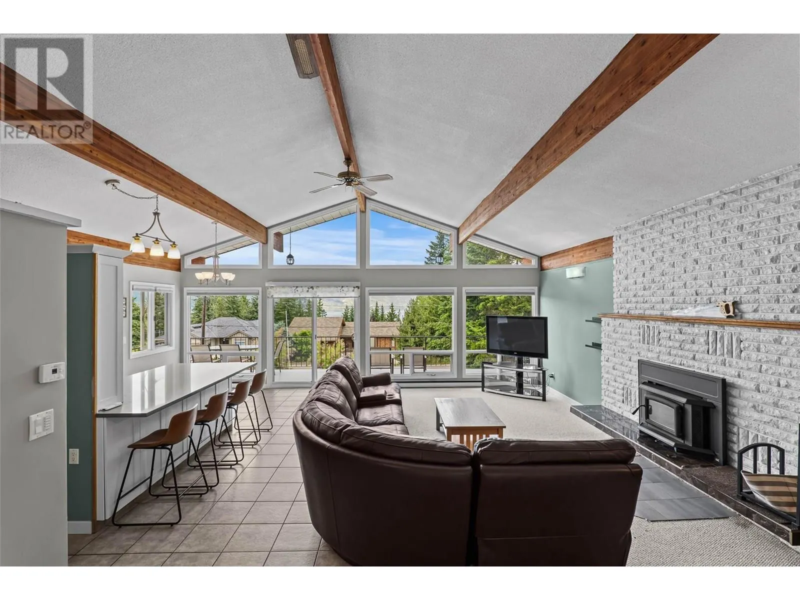 2250 Lakeview Drive